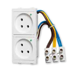 Pair of shutter-protected sockets (children) white